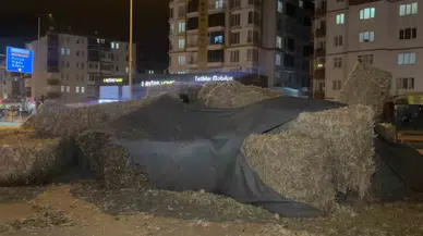 Aksaray’da Tırdaki Saman Balyaları Yola Savruldu