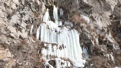 Ardahan’da Hava Buz Kesti, Şelale Dondu