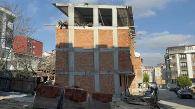 Arnavutköy’de İnşaattan Düşen Emekçi Ağır Yaralandı