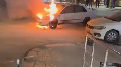 Arnavutköy’de Seyir Halindeki Arabanın Motoru Alev Alev Yandı