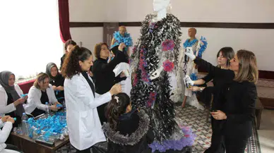 Atık Plastik Şişe ve Galoşlardan Kostüm Tasarlayıp Etraf Sıkıntılarıyla Savaşlara Dikkat Çektiler