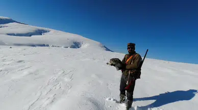 Avcılar Elleriyle Yakaladığı Tavşanı Farkındalık İçin Tabiata Geri Bıraktı