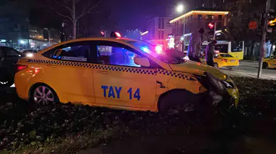 Beyoğlu’nda Apansız Hareket Yaparak Dönen Araç, Taksiyi Yoldan Çıkardı: 1 Yaralı