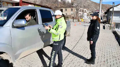 Beytüşşebap’ta Bayan Polisler İlçe Giriş ve Çıkışlarında Rutin Denetimler Yaparak Asayişi Sağlıyor
