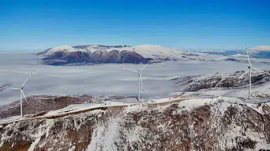 Bitlis’teki Rüzgar Güllerinin Sisli Dağlarla İmgesi Mest Ediyor