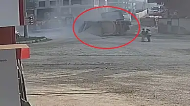 Çakıl Yüklü Hafriyat Kamyonunun Virajı Alamayıp Devrildiği Anlar Kamerada