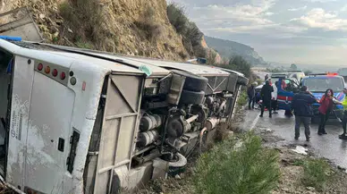 Cins Minibüsü Devrildi: 23 Yaralı