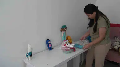 Depremzede Anne, El Emeği Örgü Bebekleri 150 TL ile Bin TL Ortasında Satarak Gelir Elde Ediyor