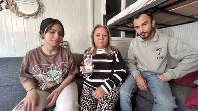 Enkazdan Kurtarılarak Yaşama Tutunan Bayan, Sarsıntıdan Bu Yana ’Duman’ İsimli Kedisinden Gelecek Haberi Bekliyor