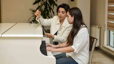 Esenyurt Belediyesi’nden Gençlere Piyano Eğitimi