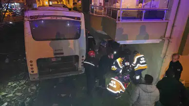 Freni Boşalan Midibüs Park Halindeki Araçlara Çarpıp Apartman Boşluğuna Düştü