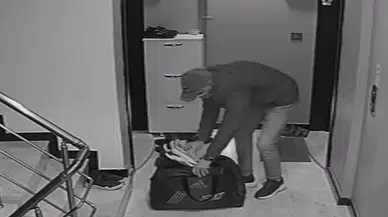 İzmir’de Apartmanlara Girip Beğendiği Ayakkabıları Valize Koyan Hırsız Yakalandı