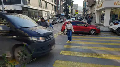 İzmir’de Yaya Geçidindeki Vatandaşlara Yol Vermeyen Şoförler Kamerada