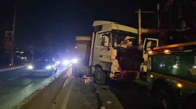 Kağıthane’de Denetimden Çıkan Hafriyat Kamyonu Beton Bariyerlere Çıktı