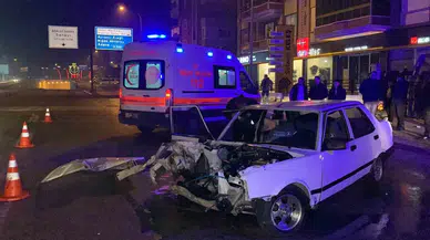 Karaman’da Araba Aydınlatma Direğine Çarptı: 2 Yaralı
