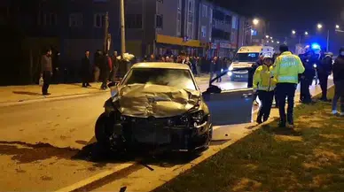 Kavşakta 2 Araba Çarpıştı: 2’si Ağır 4 Yaralı
