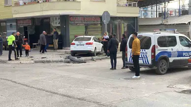 Kaza Anı Kamerada: Arabalar Çarpıştı, 2 Şoför Yaralandı