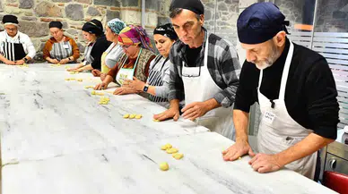 Kursiyerler, İşaret Lisanıyla Pasta Yapıyor