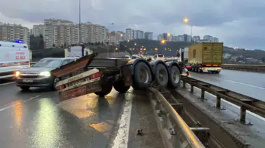 Makaslama Yapan Tırdan Konteyner Düştü, Dorse Bariyerlere Girdi: 1 Yaralı