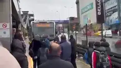 Metrobüsler Durağı Pas Geçince Vatandaşlar Sıkıntıdan Çıktı