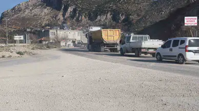 Mikserlerden Yola Dökülen Beton Muhtarı Kızdırdı