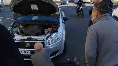 Motora Sıkışan Kedi Kurtarıldı