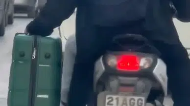 Motosiklet ile Valiz Taşıma İdaresi Görenleri Şaşırttı