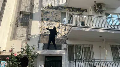 Paralarını Alamadıkları Dairenin Dış Cephesini Söktüler