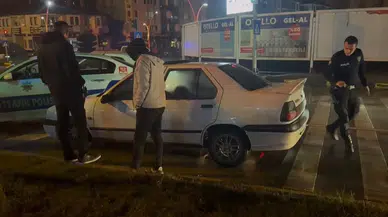 Polisten Kaçan Şoför, Polis Aracına Çarparak Durdu