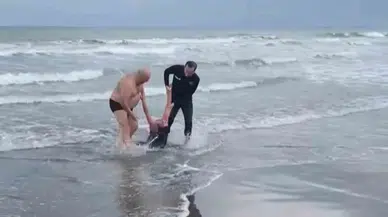 Samsun’da Denize Atlayan Bayanı Polis Kurtardı