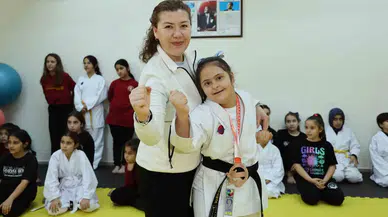 Sosyalleşsin Diye Ailesinin Karateye Yönlendirdiği Down Sendromlu Reyyan Şampiyon Oldu
