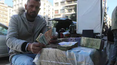 Suriye’de Sarraflar Sokaklarda Döviz Bozuyor