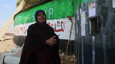 Suriyeli Anne Günlerdir Evladını Bulabilme Umuduyla Sednaya Hapishanesi’ne Geliyor