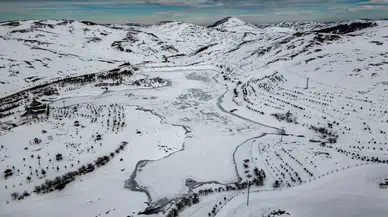 Tokat’ta Buz Tutan Üçoluk Göleti’nde Doğal Hoşluklar Oluştu