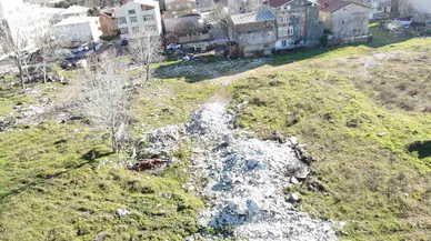 Tuzla’da Moloz Dağları ve Su Birikintileri Halkın Sıhhatini Tehdit Ediyor