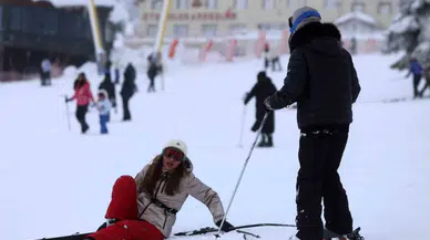 Uludağ’da Kayak Yaparken Düşen Kayakçılar Kameralara Yakalandı