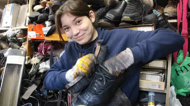 Üniversiteli Büşra Ayakkabı Tamircisi Babasına Çıraklık Yapıyor