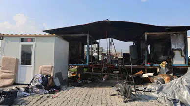 Zelzelede Konutları Yıkılan Ailenin Konteyner Yuvası Alevlere Teslim Oldu
