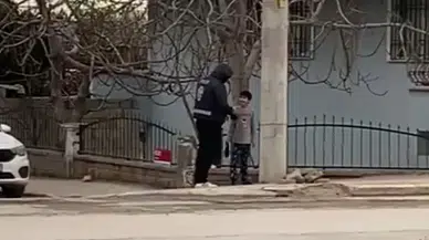 11 Yaşındaki Çocuk Üşüyen Polise Atkı ve Beresini Verdi