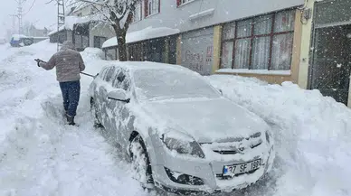 180 Santimetrelik Karın Altında Kalan Araçlarını Zahmetle Çıkarttılar