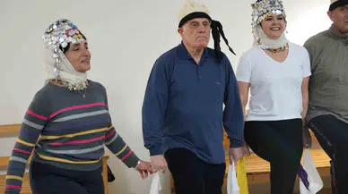 78’lik Mehmet Dede, Halk Oyunları Yarışında Gençlere Taş Çıkartıyor