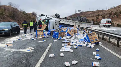 Devrilen Tırdaki Tonlarca Un Etrafa Saçıldı: 1 Yaralı