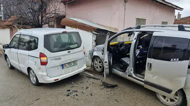 İki Hafif Ticari Araç Çarpıştı