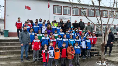Öğrencilere Eşofman Takımı Hediye Edildi