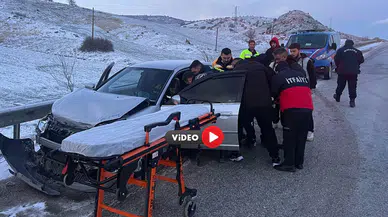 Otomobil Demir Bariyere Çarptı