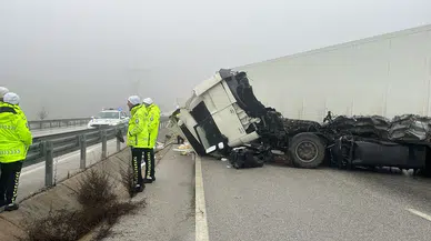 TIR Bariyere Çarptı, Trafik Felç Oldu