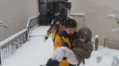 Ağır Kar Sağlıkçıları Durduramadı 2 Hastayı Hastaneye Yetiştirdiler