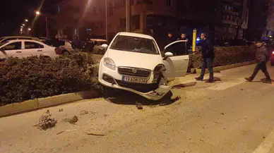 Alkollü Şoför Arabası ile Orta Refüje Çıktı, Hafif Sıyrıklarla Kurtuldu