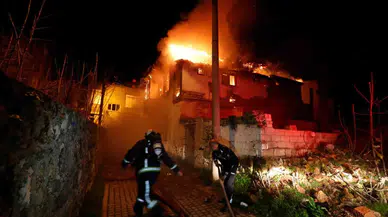 Antalya’da 150 Yıllık Tarihi Mesken Alev Alev Yandı, Mahalleli Sokağa Döküldü