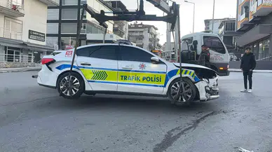Araba ile Polis Aracı Çarpıştı: 1’i Çocuk 4 Yaralı